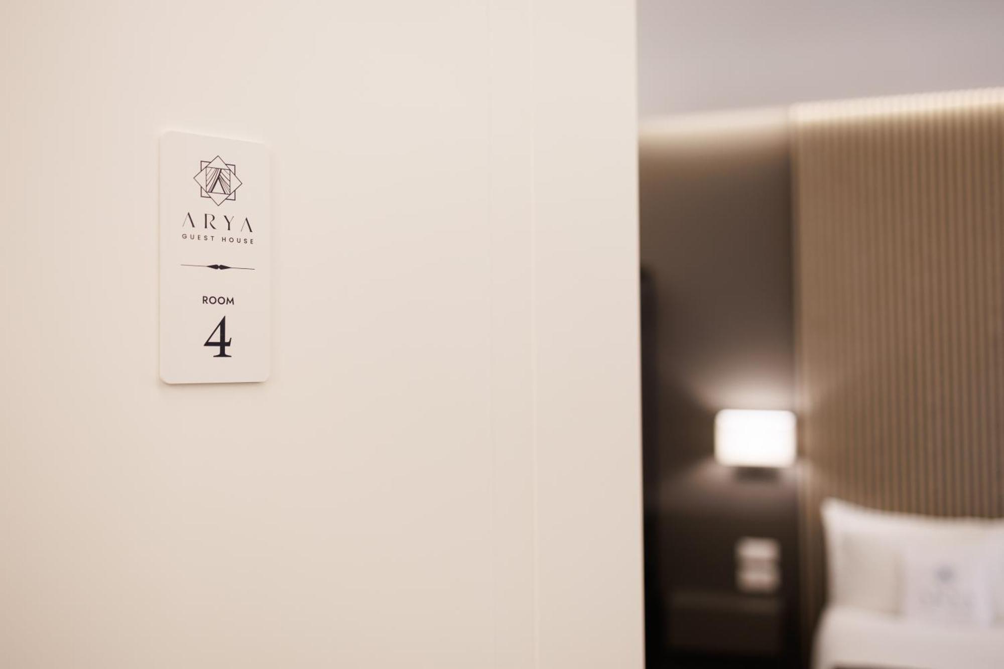 Arya * Naples